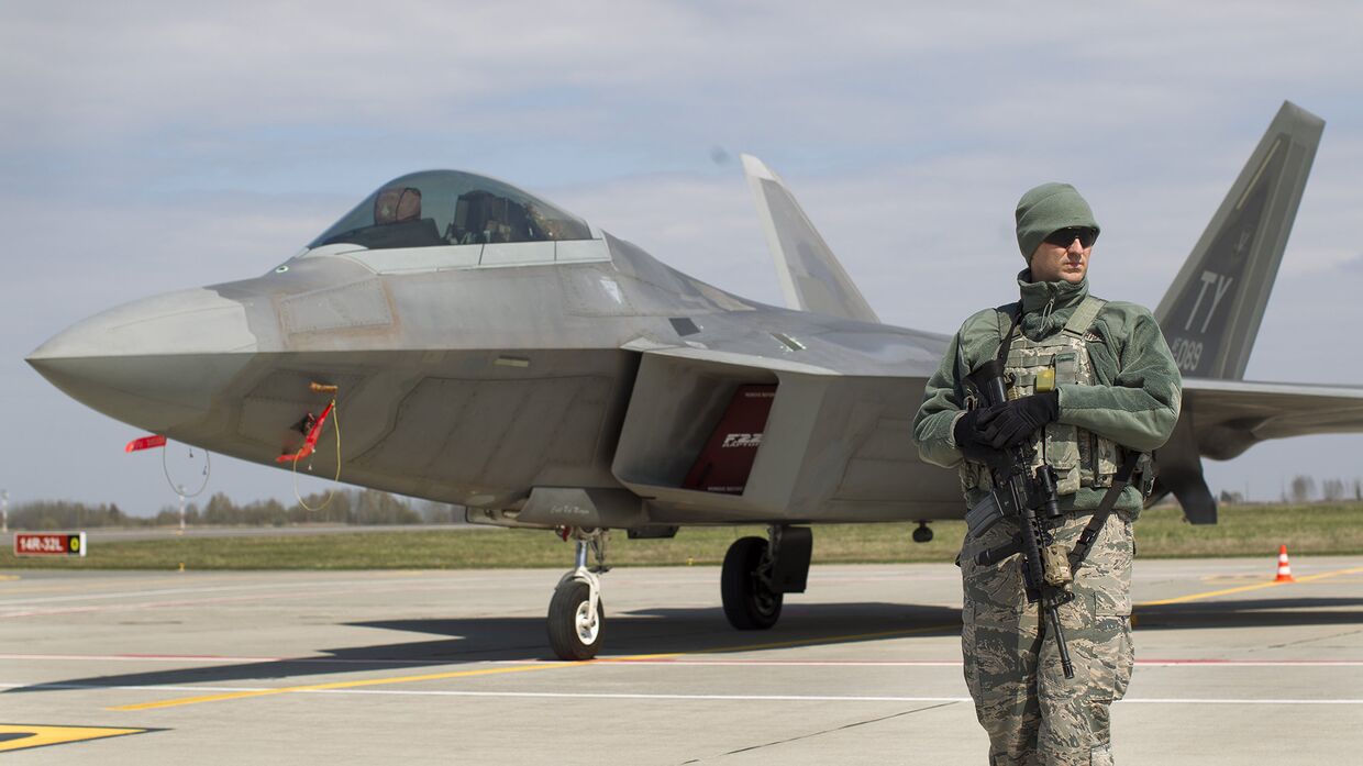 Истребитель ВВС США F-22 Raptor на авиабазе Шяуляй в Литве