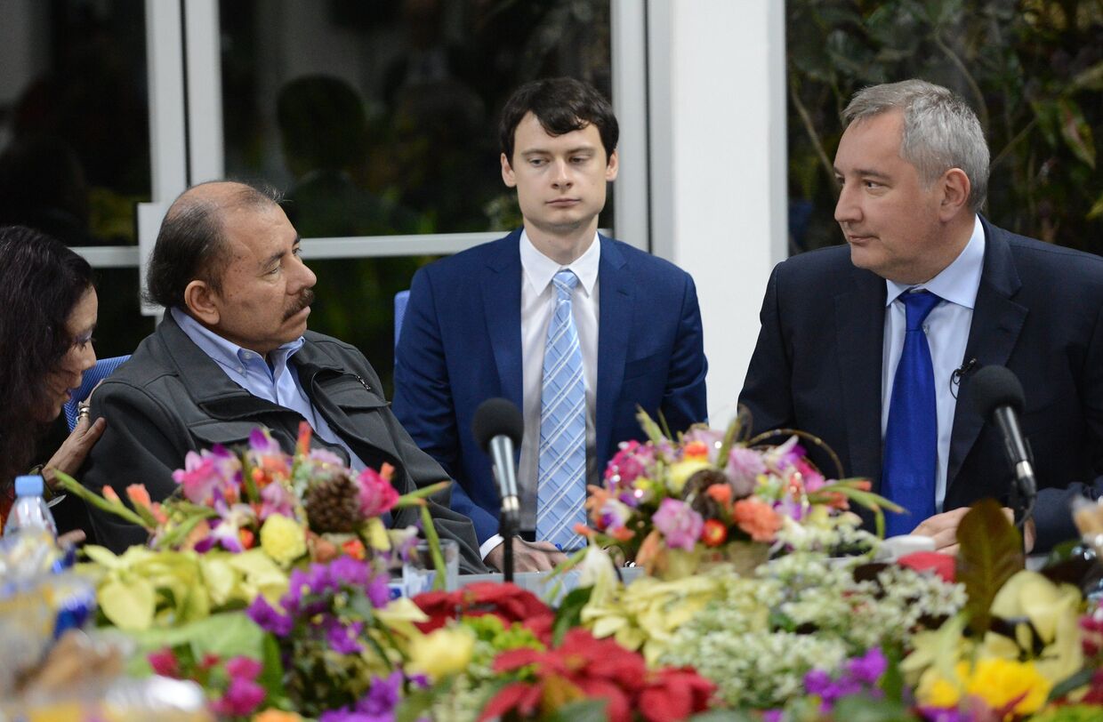 Заместитель председателя правительства РФ Дмитрий Рогозин и президент Никарагуа Даниэль Ортега во время встречи в Манагуа. 7 декабря 2016
