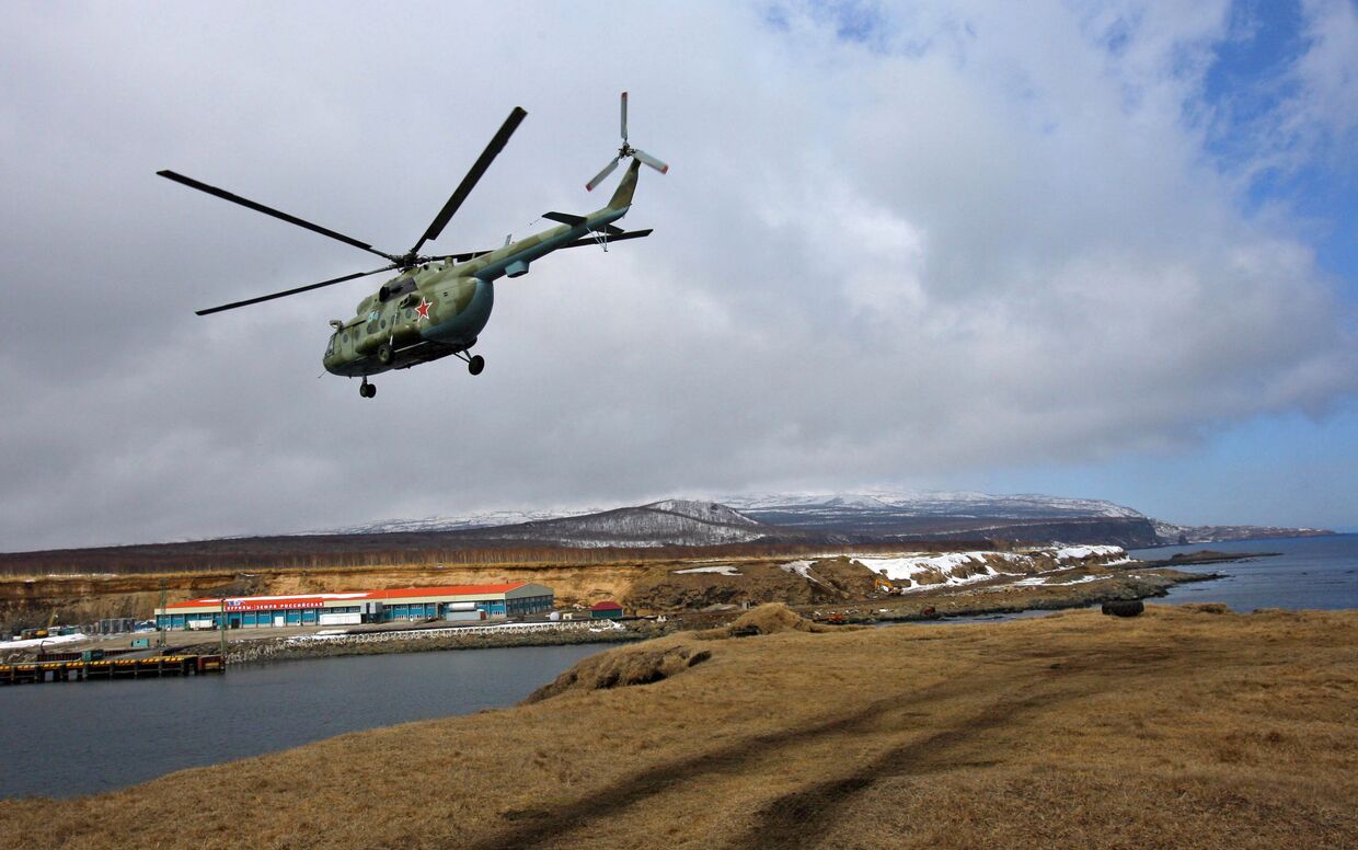 Военный вертолет Ми-8 на острове Итуруп