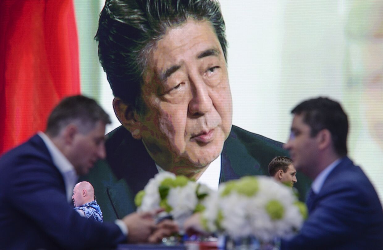 Портрет премьер-министра Японии Синдзо Абэ на Санкт-Петербургском международном экономическом форуме 2018