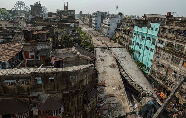 31 марта недостроенная эстакада в центре восточноиндийского города Калькутта погребла под собой десятки людей