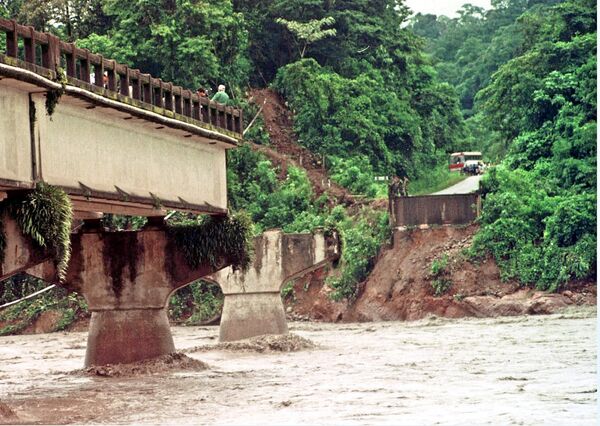 Боливия: В декабре во время наводнения в этой южноамериканской стране водными потоками снесло мост через реку Чапаре