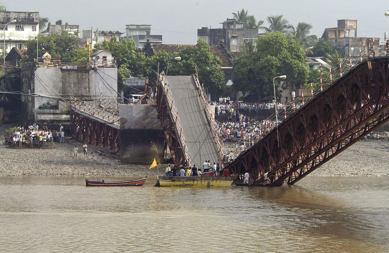 Индия: 28 августа при обрушении моста в Дамане на западе страны погибли более 20 человек