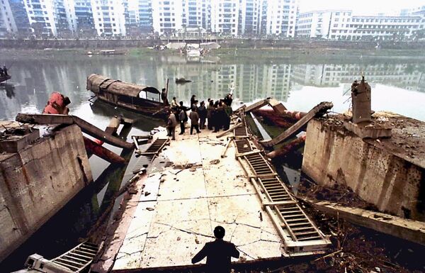 Китай: При обрушении почти 180-метрового моста в Чунцине на юзо-западе страны 4 января погибли почти 40 человек