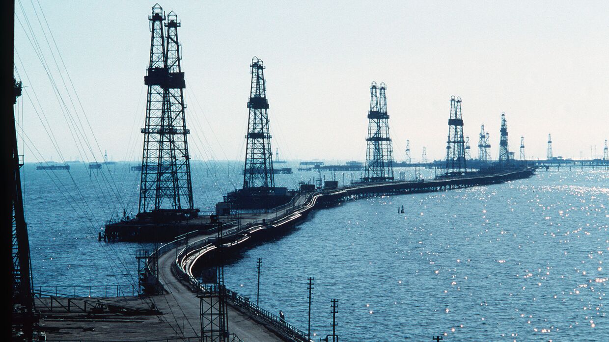 Нефтяные вышки на Каспийском море