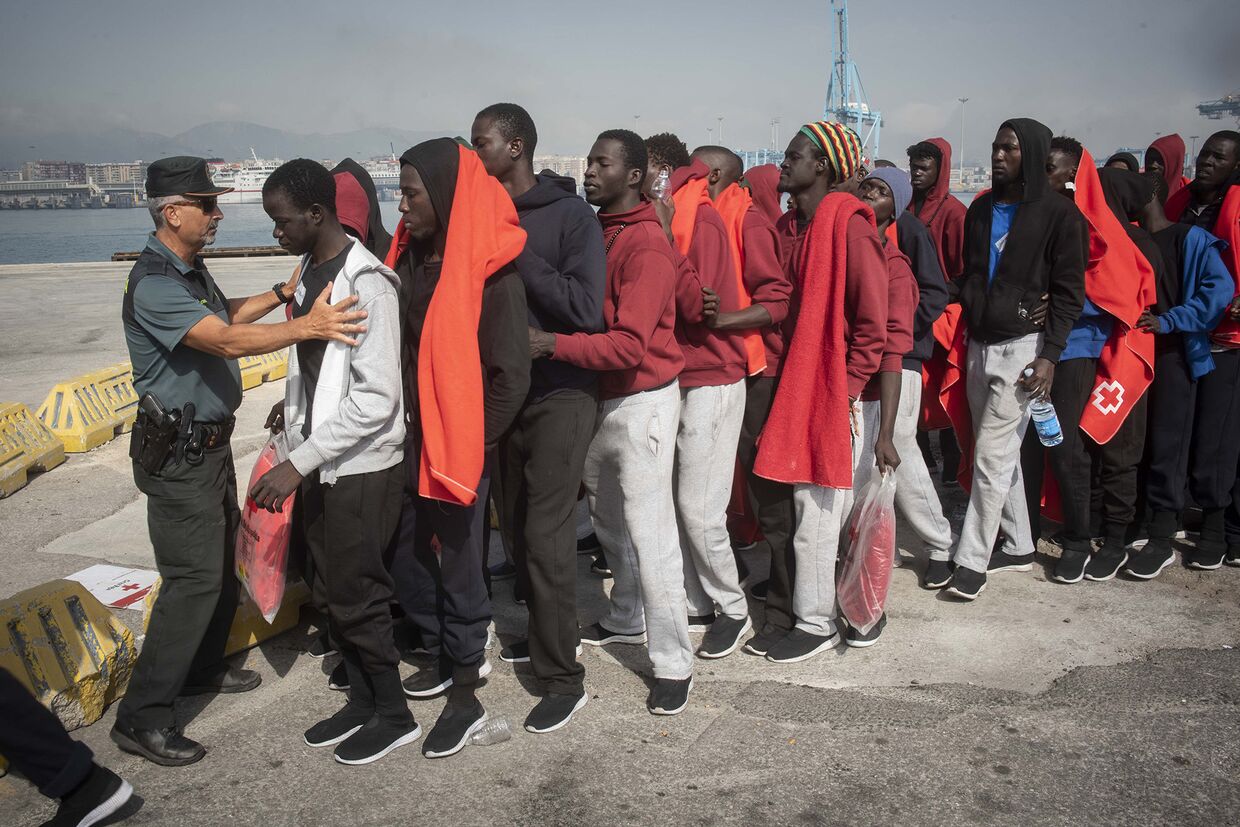 Группа мигрантов, спасенных в Гибралтарском проливе