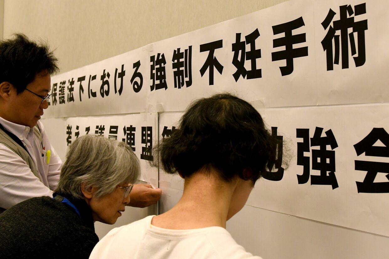 Жертвы японской евгеники во время встречи с законодателями в Токио