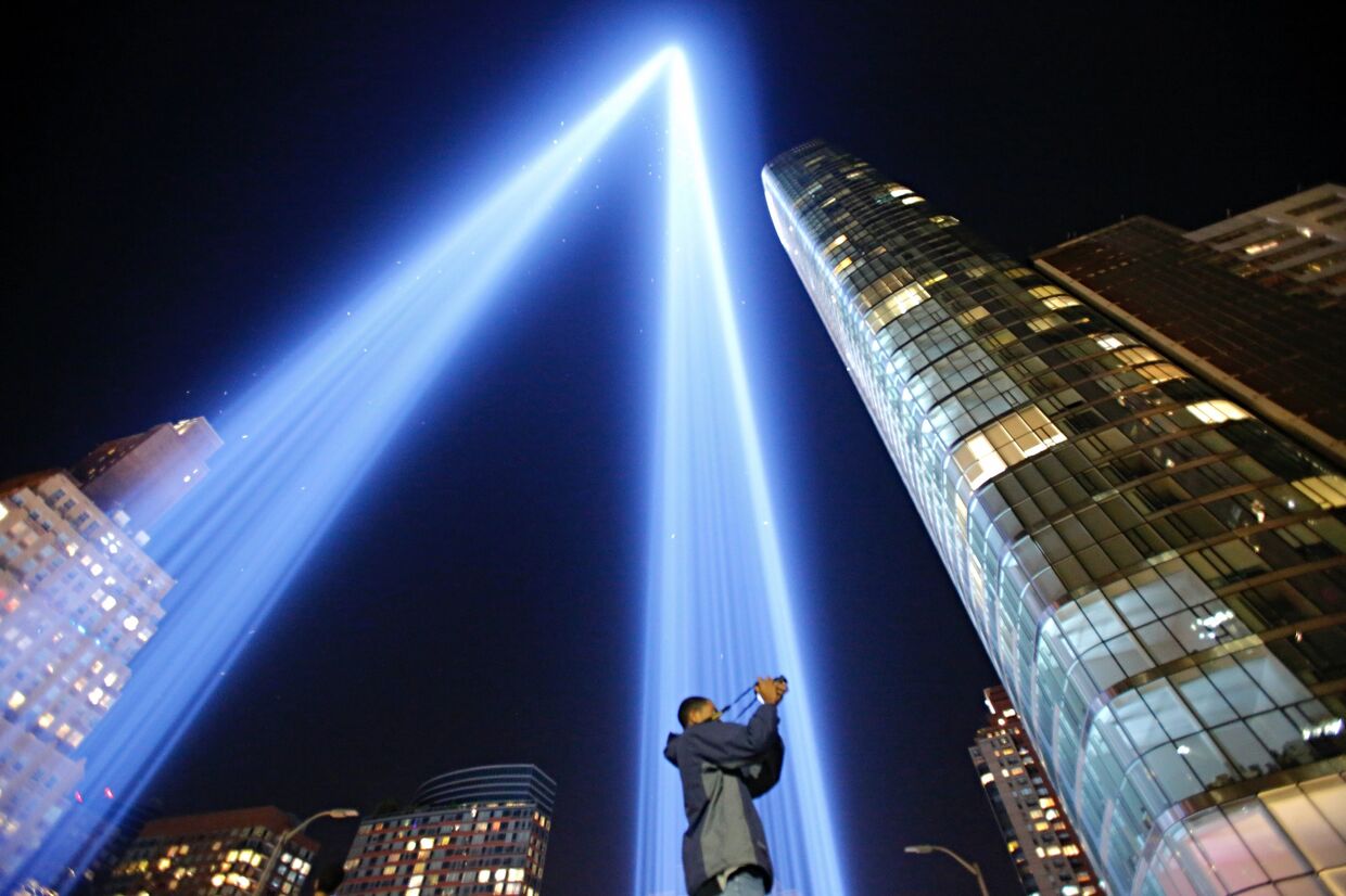 Огромный прожектор. Мемориал башни Близнецы в Нью-Йорке подсветка. Прожектор в небо. Световая инсталляция башни Близнецы. Город в прожекторах.