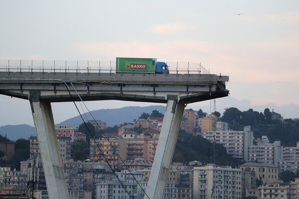 Грузовик на обрушевшимся автомобильном мосту Моранди в Генуе
