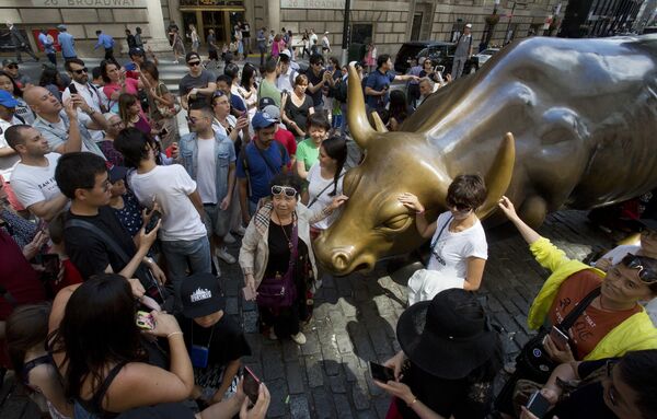 Туристы вокруг статуи быка в финансовом районе Нью-Йорка Туристы вокруг статуи быка в финансовом районе Нью-Йорка