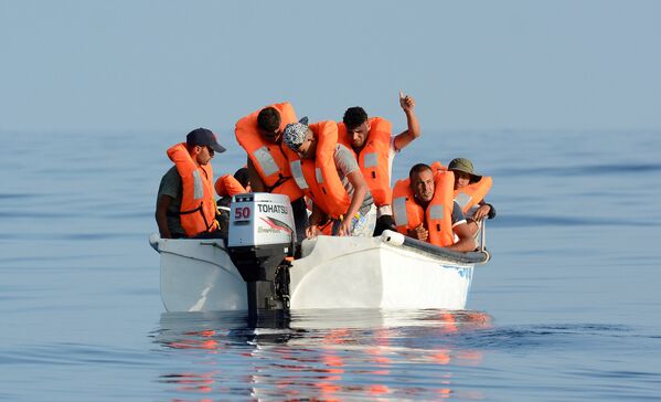 Мигранты на борту лодки в Средиземном море у ливийского побережья