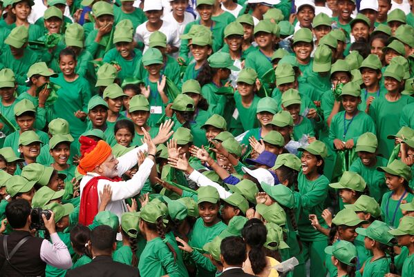 Молодые люди приветствуют премьер-министра Индии Нарендра Моди