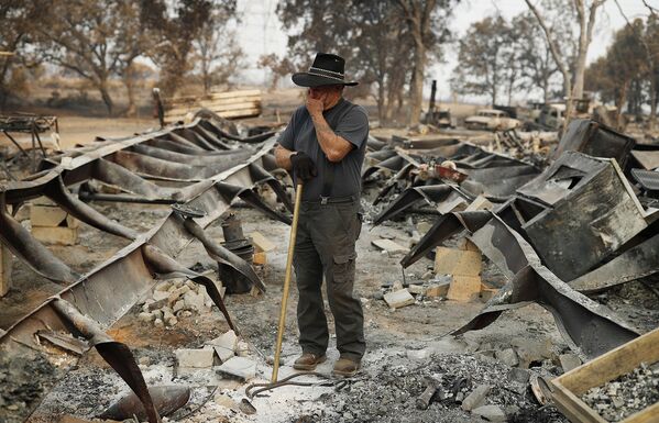 Владелец сгоревшего дома в городе Реддинг, Калифорния, США