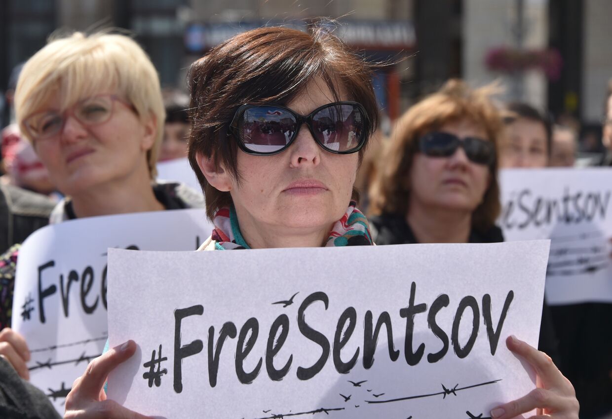 Протестующие держат плакаты с призывом к свободению украинского режиссера Олега Сенцова в Киеве