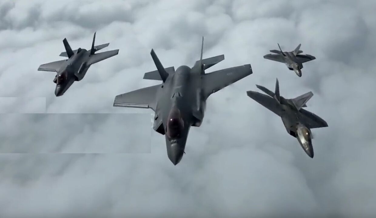 F-22 схлестнулись с F-35 в небе Норвегии из-за России