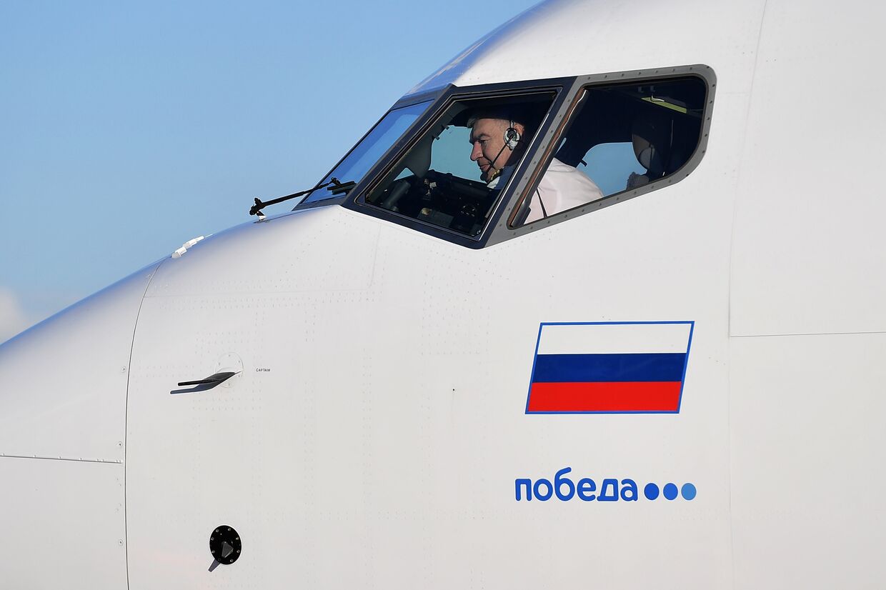 Пилот в кабинее самолета авиакомпании «Победа» в аэропорту Внуково