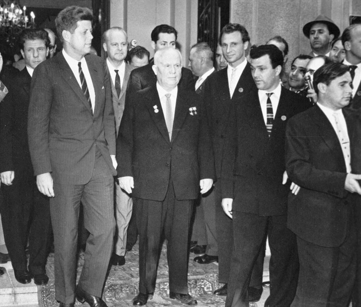 I-ый секретарь ЦК КПСС, Председатель Совета Министров СССР Н. С. Хрущев и президент США Д. Кеннеди в советском посольстве в Вене после окончания переговоров. 1961 год