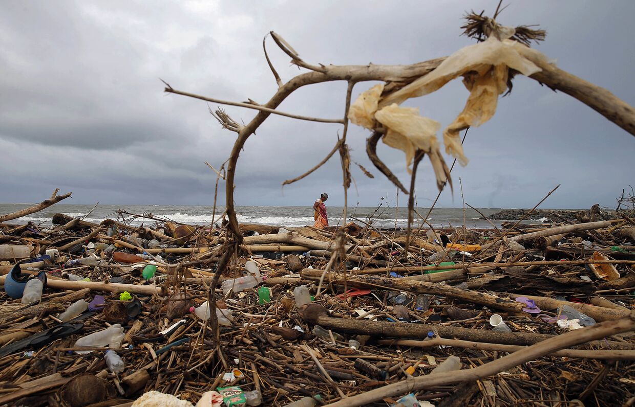 Пластиковые отходы на набережной Индийского океана
