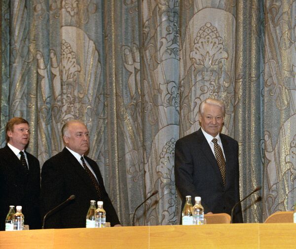 Президент РФ Борис Николаевич Ельцин, Председатель Правительства РФ Виктор Степанович Черномырдин и первый вице-премьер Правительства РФ Анатолий Борисович Чубайс Президент РФ Борис Николаевич Ельцин, Председатель Правительства РФ Виктор Степанович Черномырдин и первый вице-премьер Правительства РФ Анатолий Борисович Чубайс