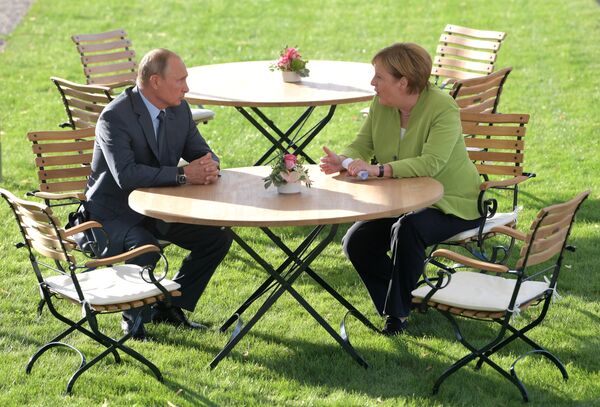 Президент РФ Владимир Путин и федеральный канцлер ФРГ Ангела Меркель во время встречи в резиденции правительства ФРГ Мезеберг. 18 августа 2018 Президент РФ Владимир Путин и федеральный канцлер ФРГ Ангела Меркель во время встречи в резиденции правительства ФРГ Мезеберг. 18 августа 2018
