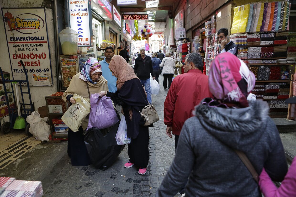 Покупатели на рынке в Стамбуле, Турция