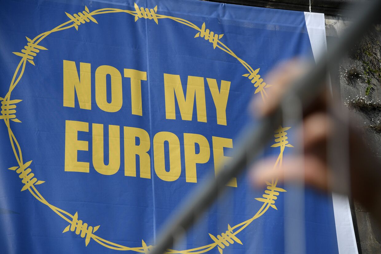 Баннер с надписью Не моя Европа во время акции протеста против миграционной политики ЕС в Риме, Италия