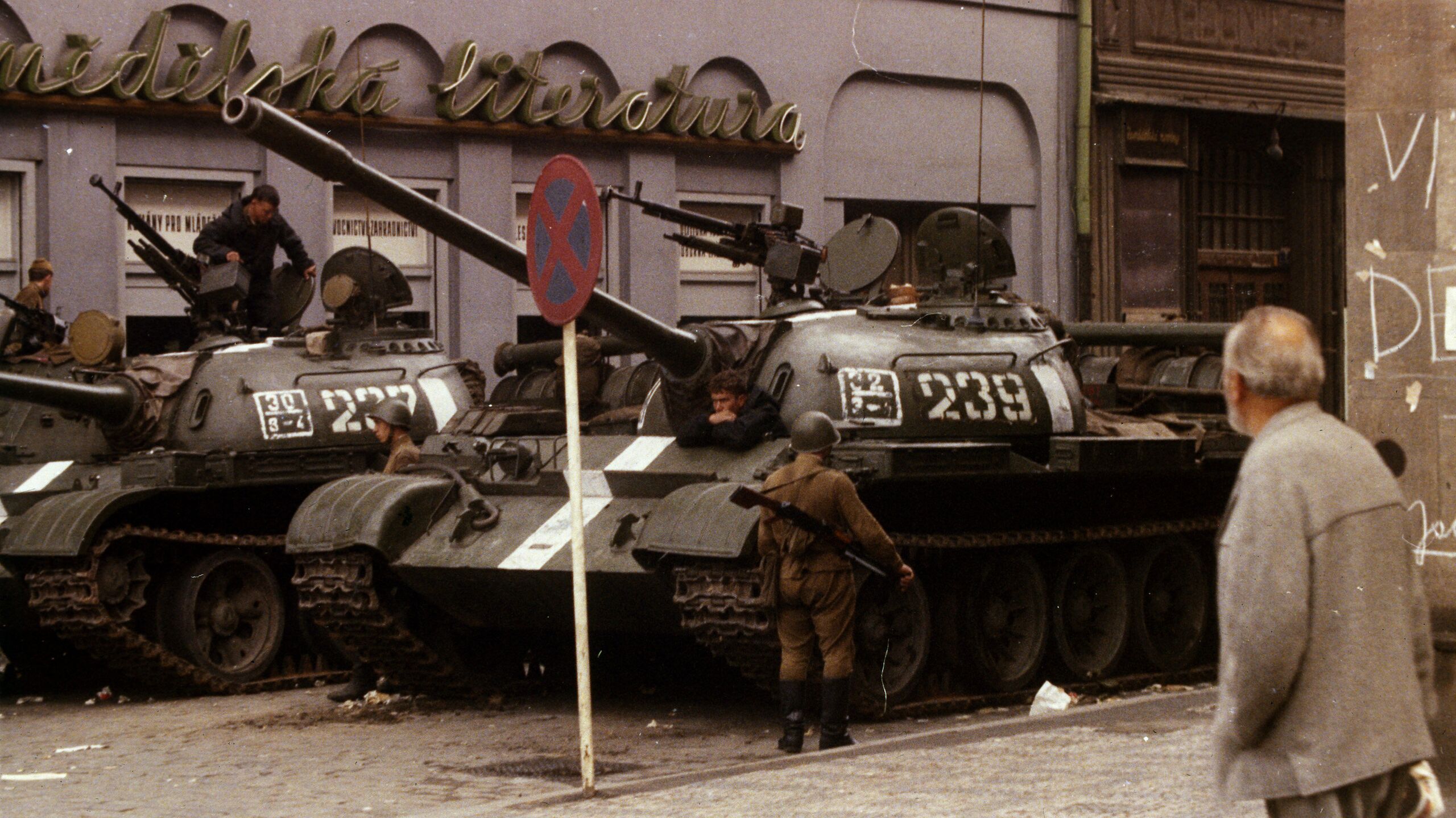 Чехословакия албания венгрия. Советские войска в Праге Чехословакия 1968. Солдаты ГДР В Чехословакии в 1968.