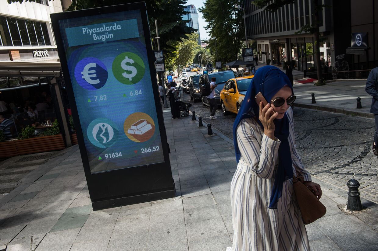 Электронное табло с текущим курсом валют на одной из улиц Стамбула. 13 августа 2018