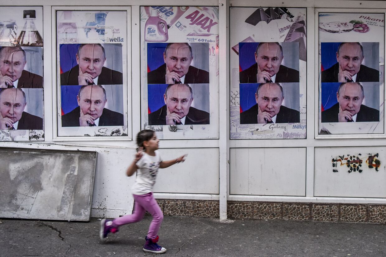 Плакаты с изображением президента России Владимира Путина в Митровице, Сербия