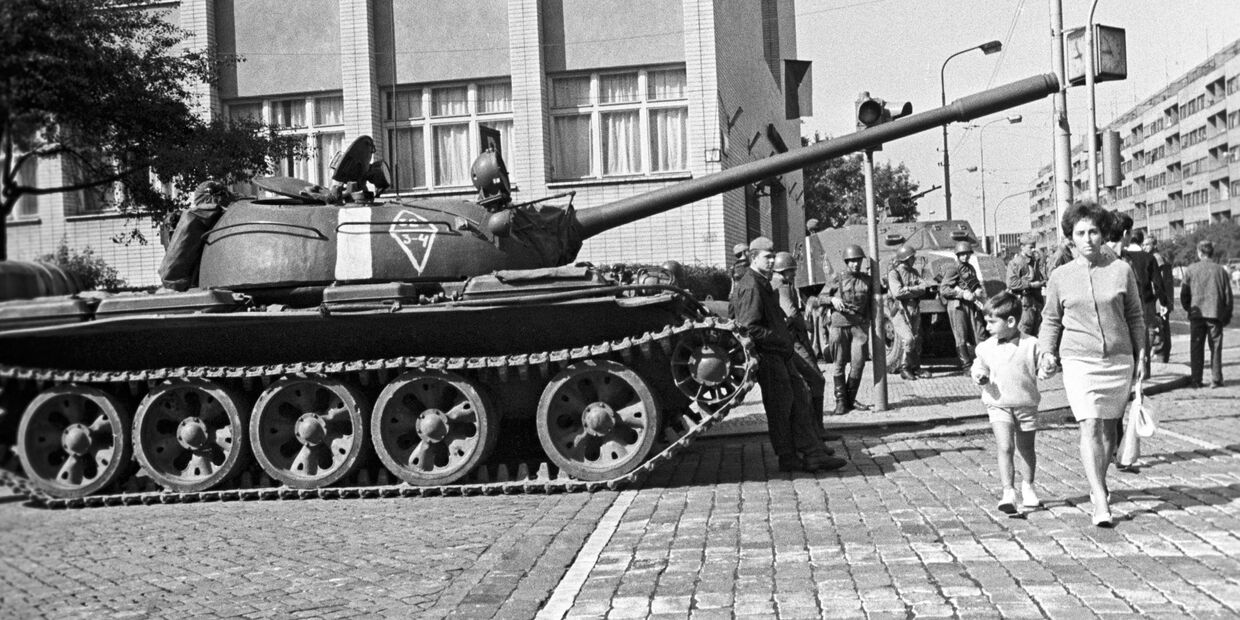 Советский танк на одной из улиц Праги в августе 1968 года