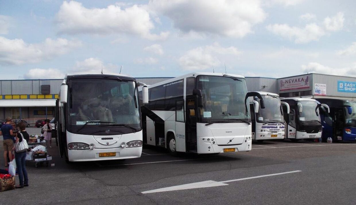 Автобусы с российскими туристами — «челноками» у гипермаркета «Призма»
