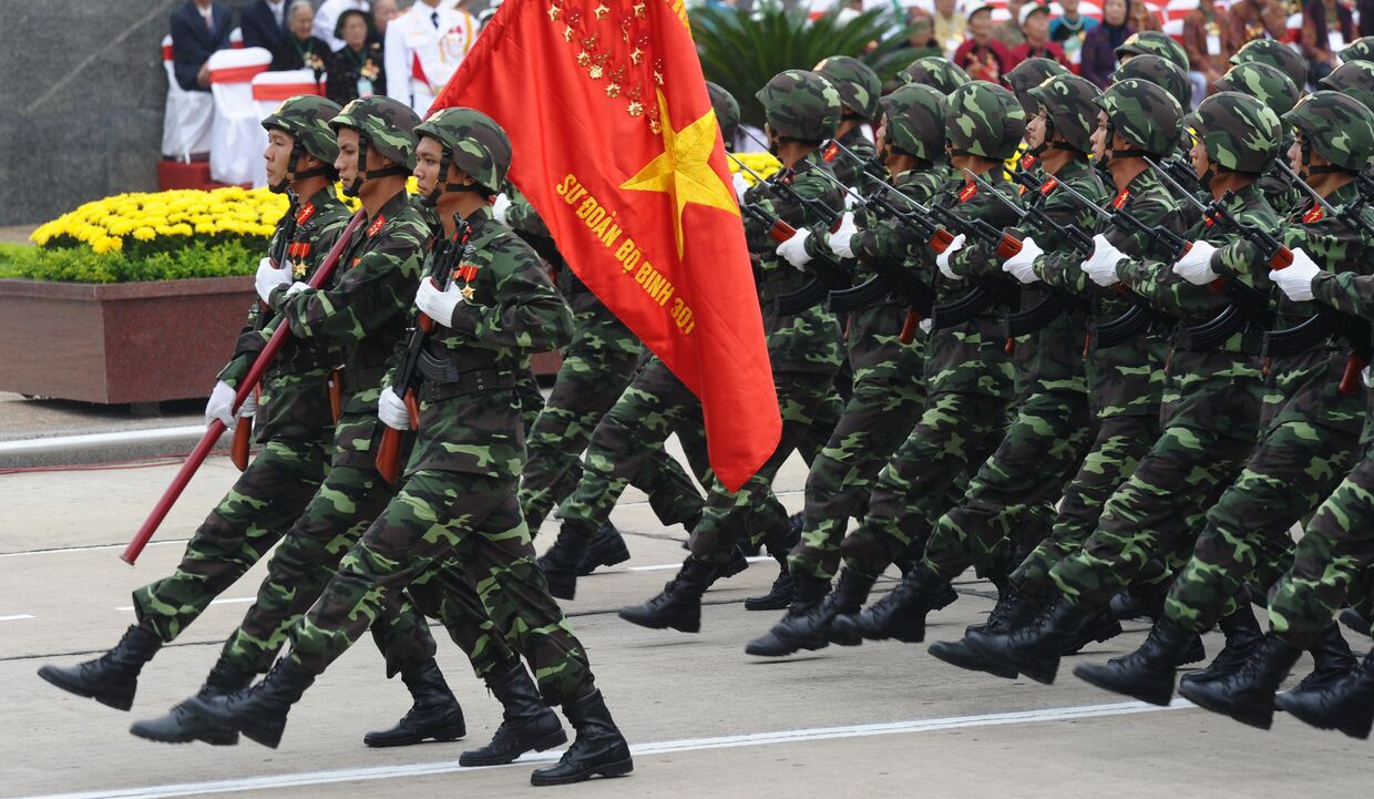 Солдаты маршируют перед мавзолеем покойного президента Хо Ши Мина во Вьетнаме