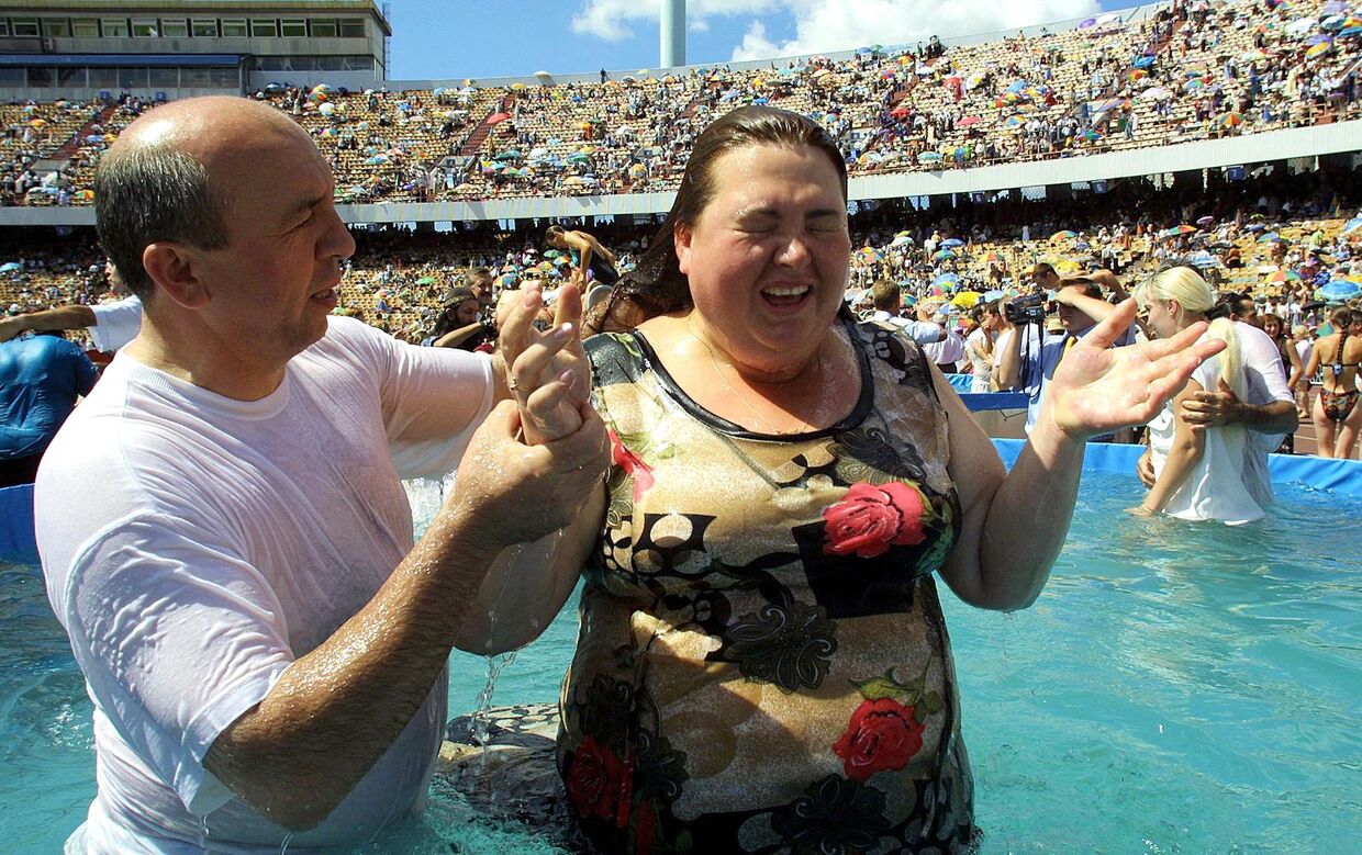 Свидетели Иеговы принимают участие в массовом крещении