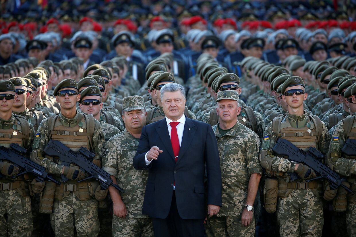 Президент Украины Петр Порошенко во время репетиции военного парада