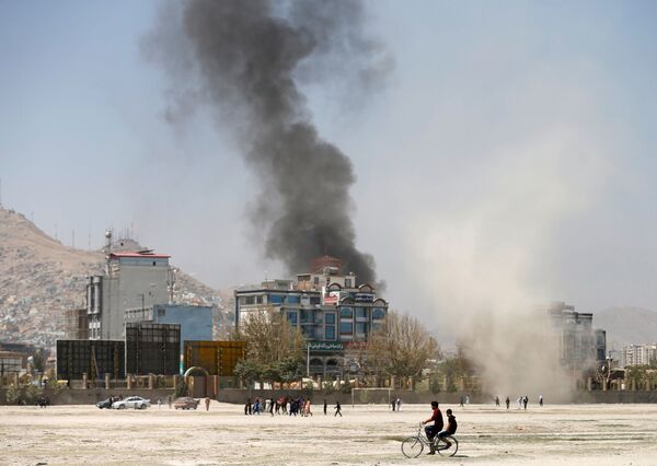 Дым на месте нападения боевиков в Кабуле, Афганистан