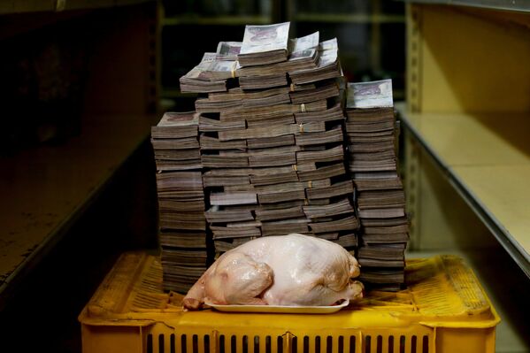 Курица весом 2,4 кг стоимостью 14 600 000 боливаров или 2,22 долларов США на рынке в Каракасе