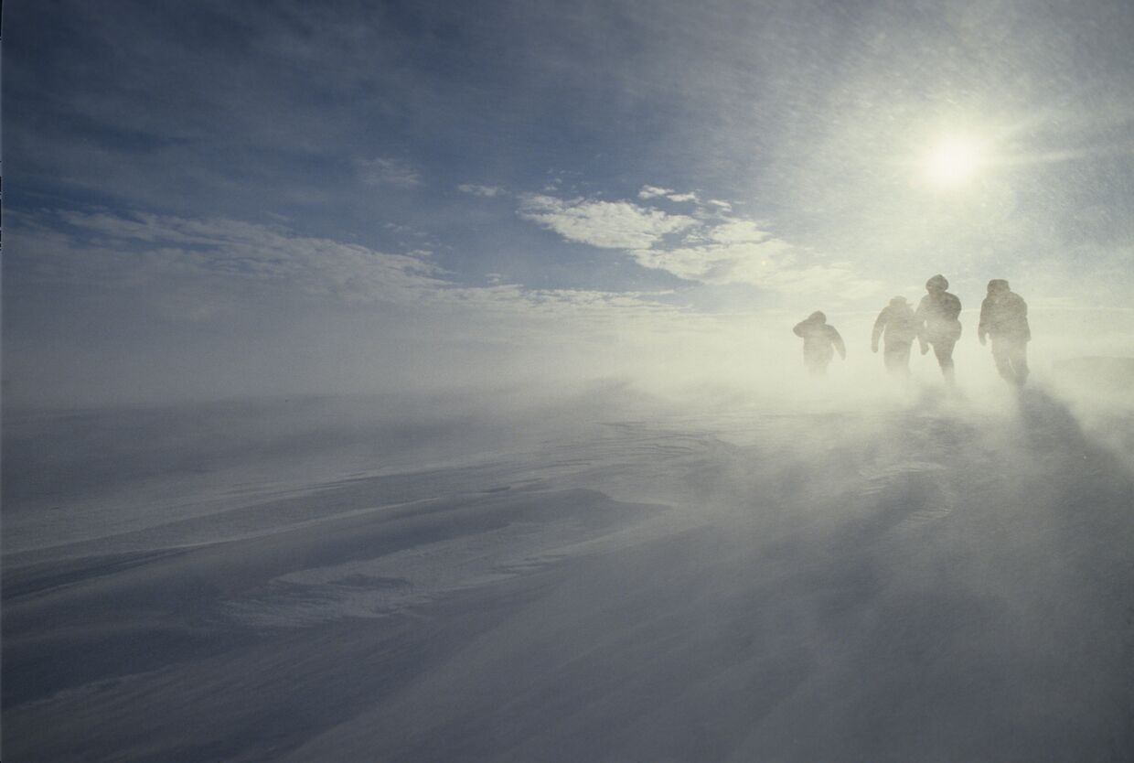 Ураганный ветер на побережье Антарктиды. 34-я Советская Антарктическая экспедиция. Осень 1988 - весна 1989 годов