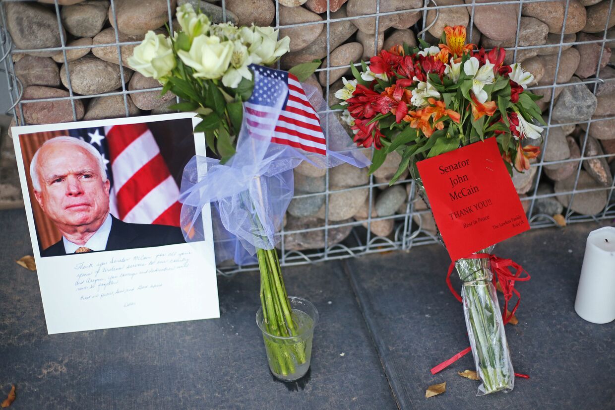 Цветы в память о покойном сенаторе Джоне Маккейне