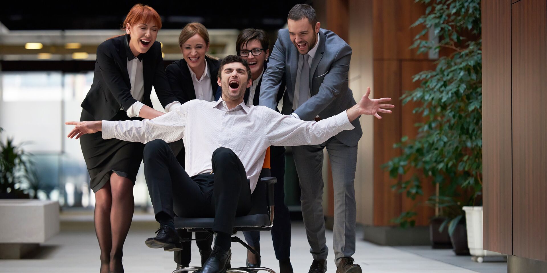 Сотрудники развлекаются в офисе - ИноСМИ, 1920, 10.10.2025