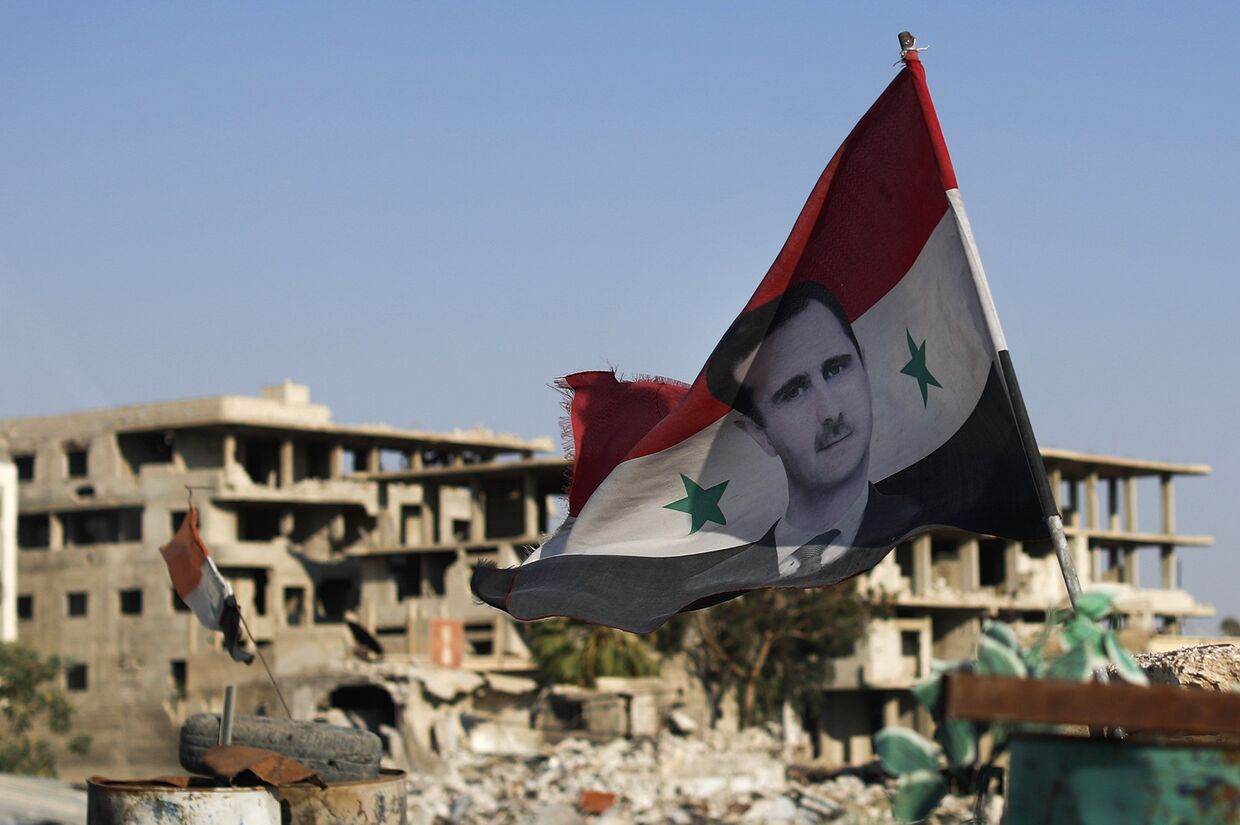 Сирийский национальный флаг с изображением президента Сирии Башара Асада