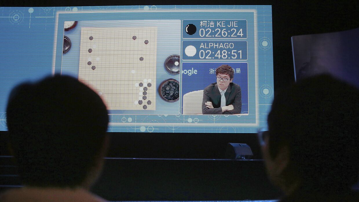 Зрители наблюдают за игрой Ke Jie против программы искусственного интеллекта AlphaGo во время саммита в Китае. 23 мая 2017