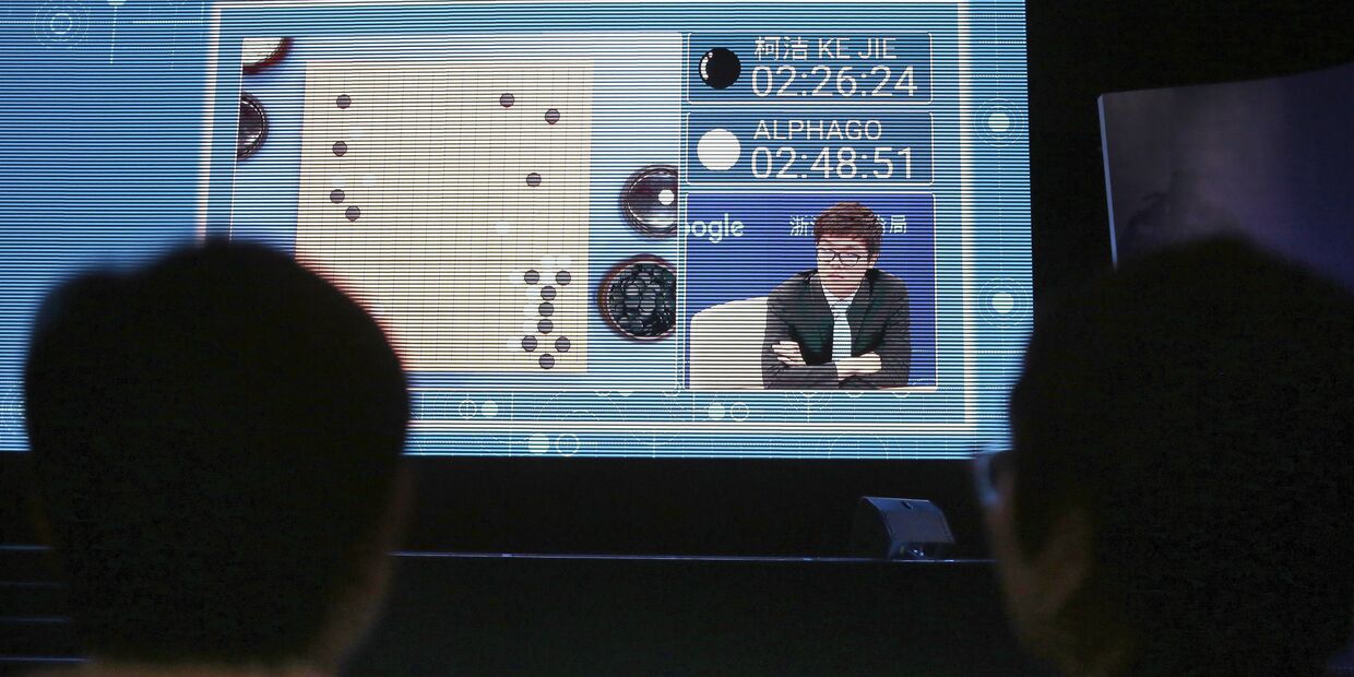 Зрители наблюдают за игрой Ke Jie против программы искусственного интеллекта AlphaGo во время саммита в Китае. 23 мая 2017