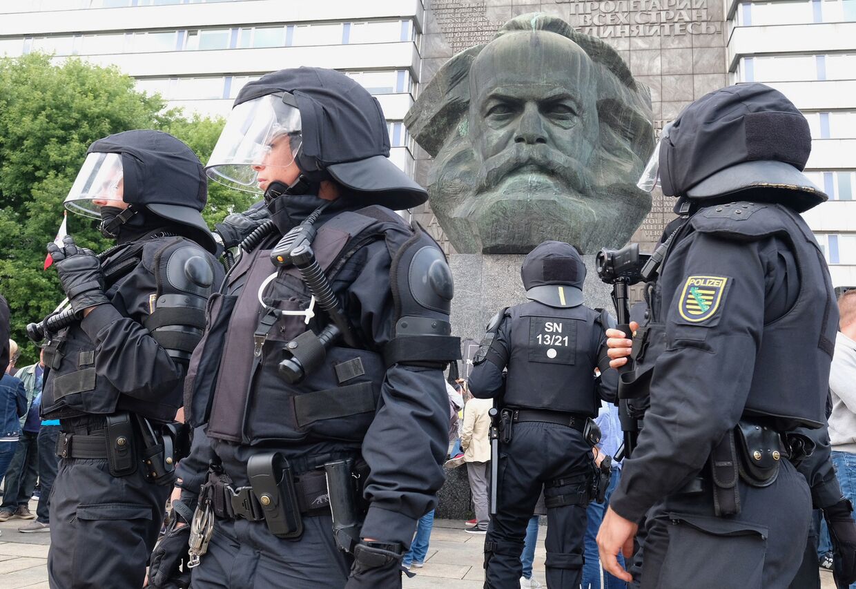 Полицейский патруль рядом со скульптурой Карла Маркса в Хемнице, Германия