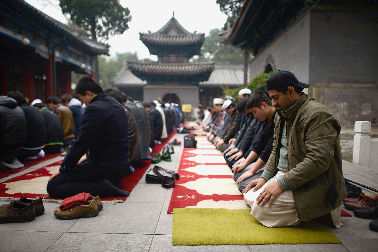 Мусульмане во время молитвы в мечети в Пекине