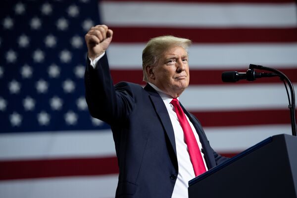 Президент США Дональд Трамп говорит о введении 25% пошлины на импорт товаров из Китая. 31 июля 2018 Президент США Дональд Трамп говорит о введении 25% пошлины на импорт товаров из Китая. 31 июля 2018