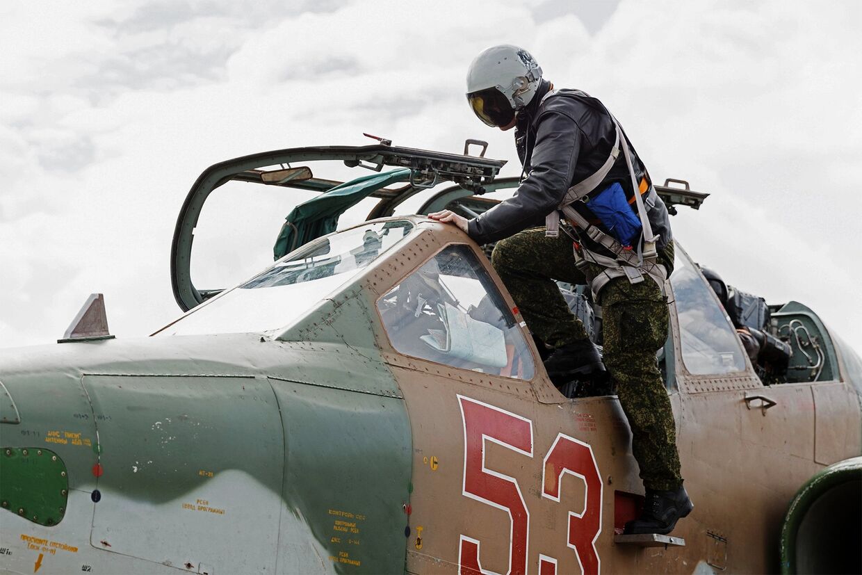 Пилот садится в штурмовик Су-25 ВКС России на авиабазе Хмеймим в Сирии