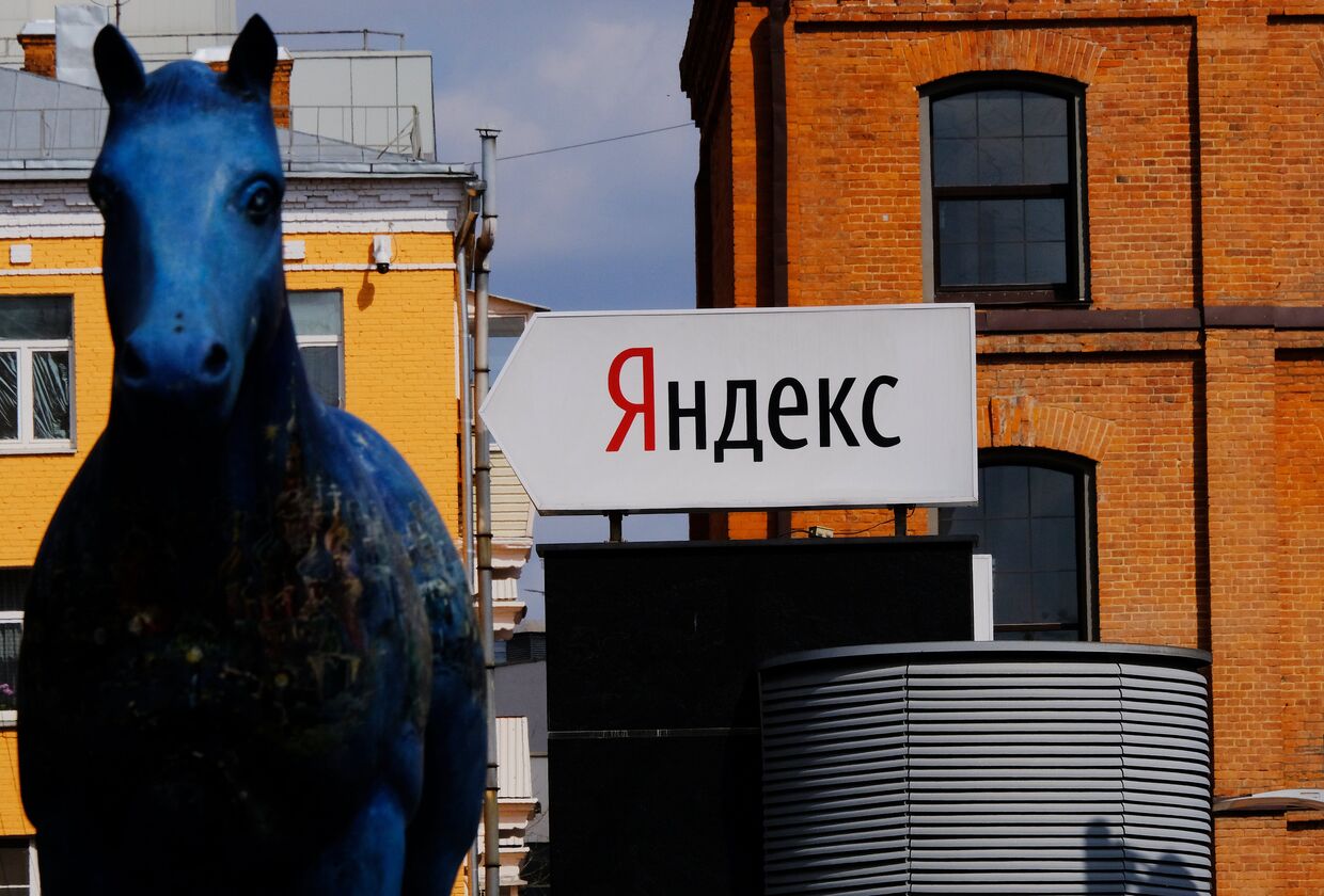 Указатель и скульптура лошади у офиса компании «Яндекс»