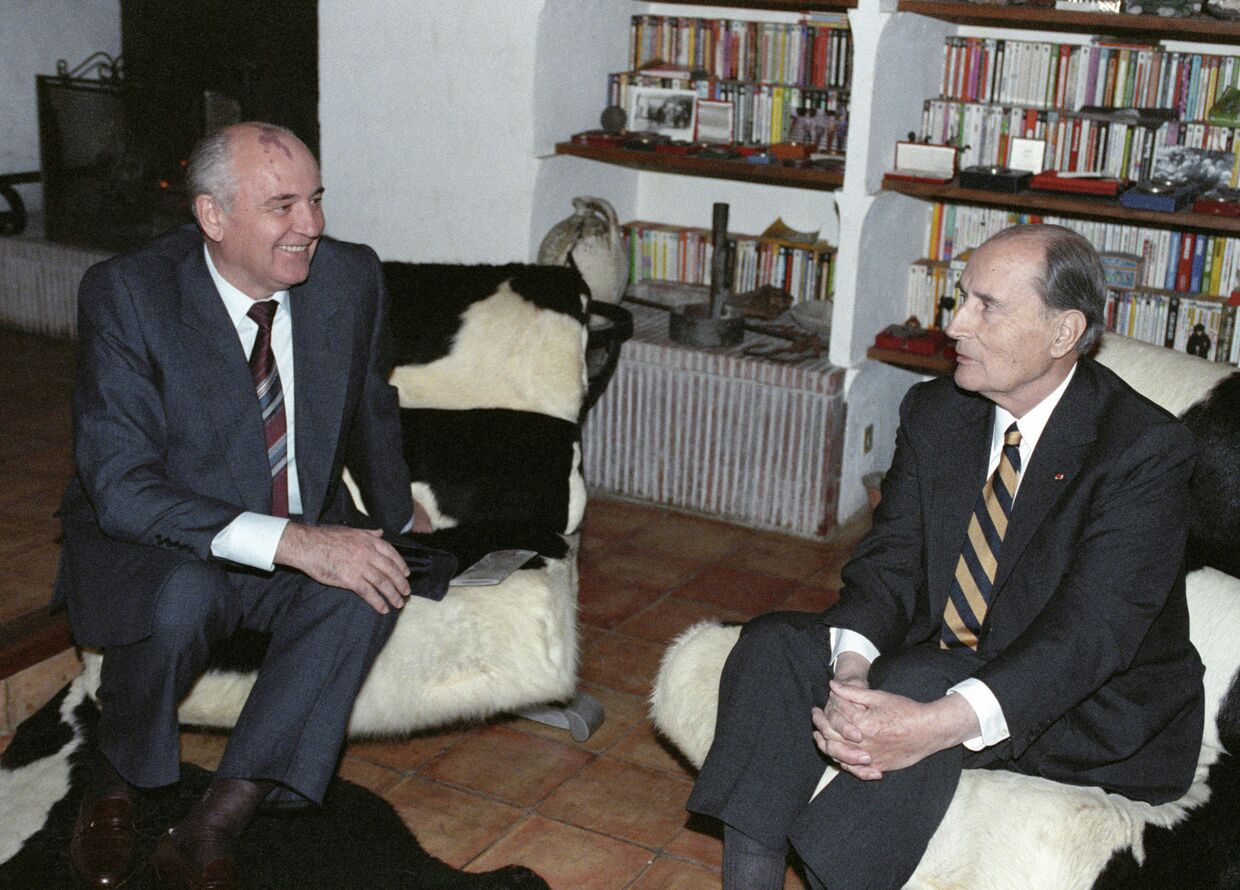 Президент СССР Михаил Сергеевич Горбачев беседует с президентом Франции Франсуа Миттераном во время визита во Францию