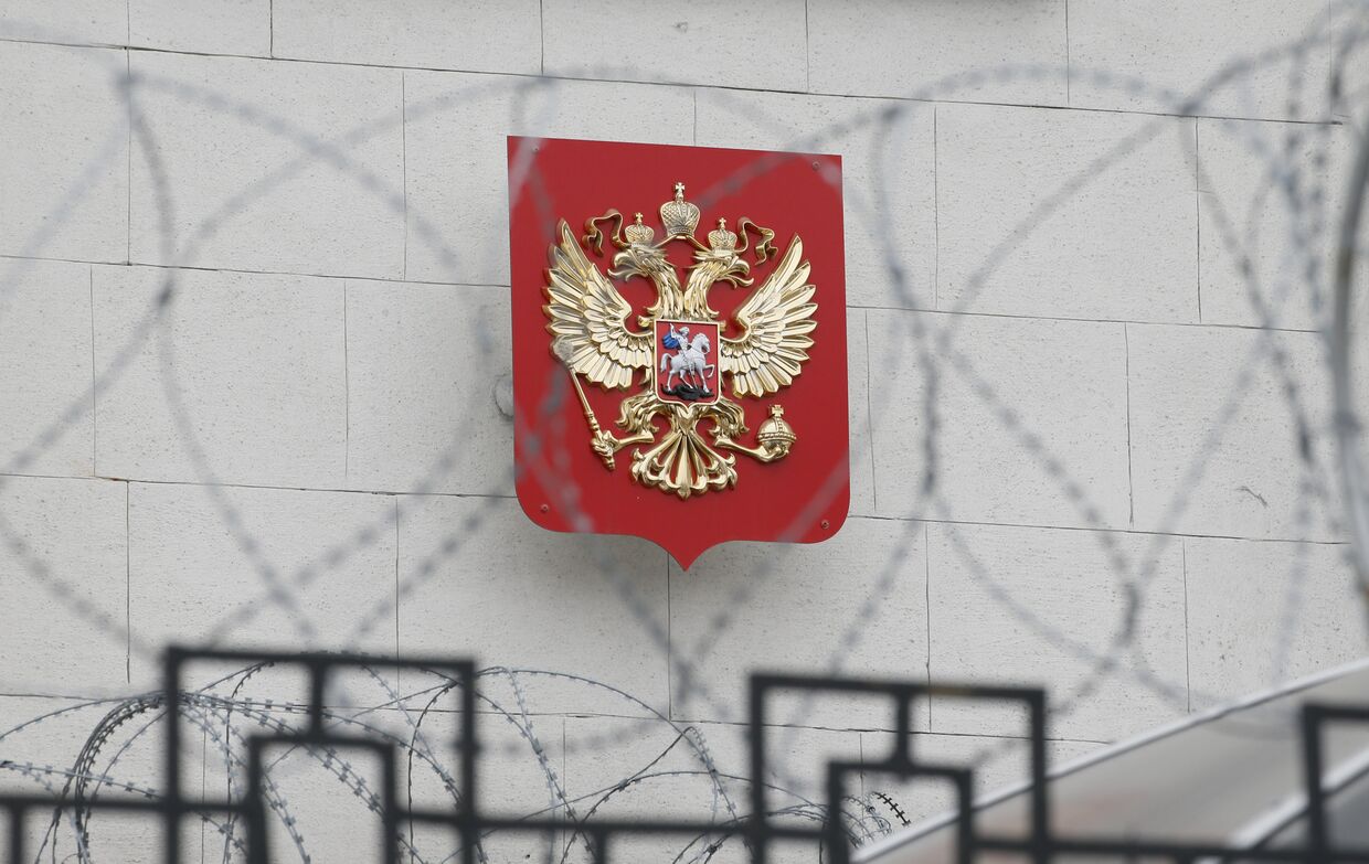 Герб РФ на здании посольства России в Киеве