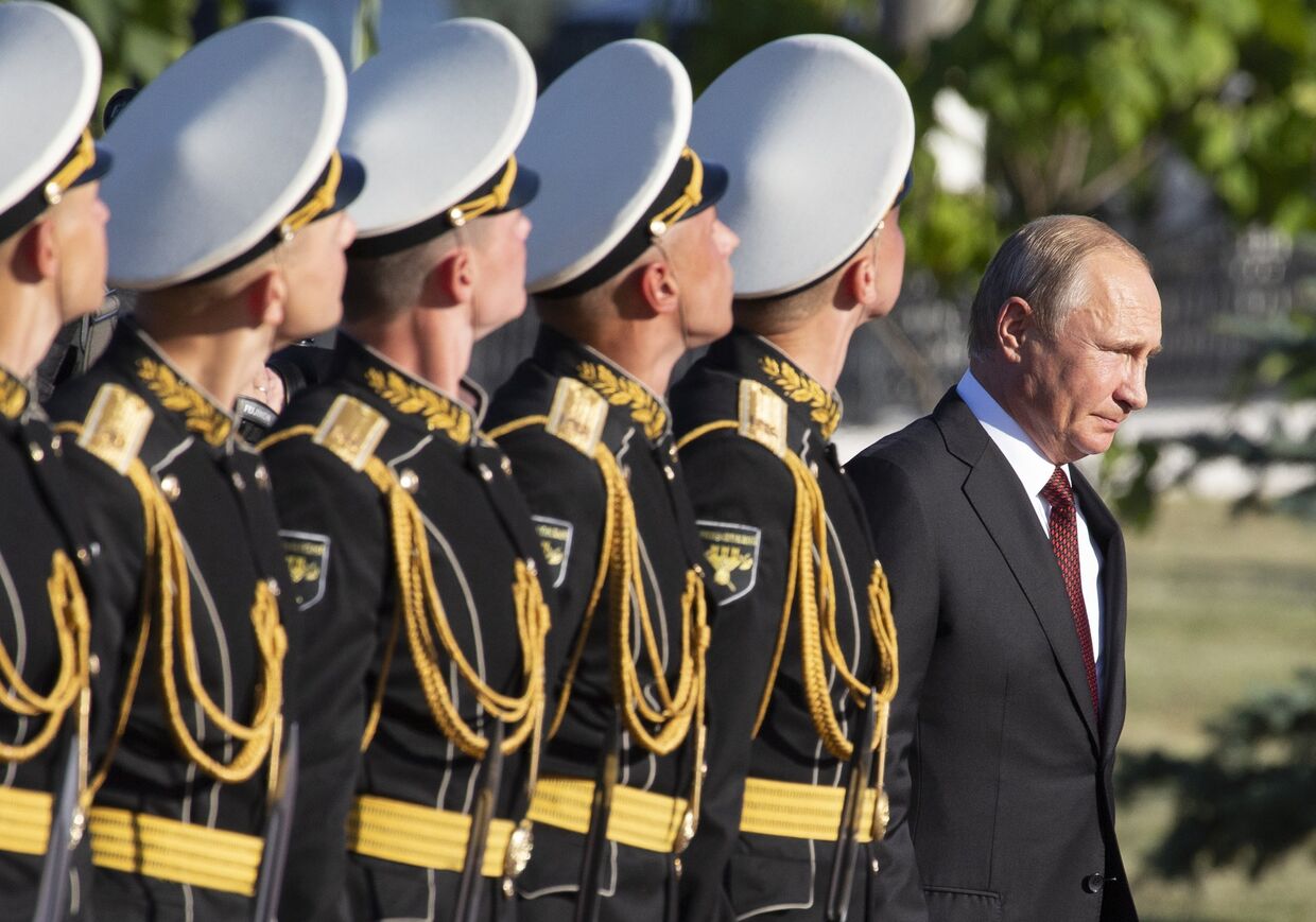 Президент РФ Владимир Путин во время церемонии возложения венка к Могиле Неизвестного Солдата в Курске